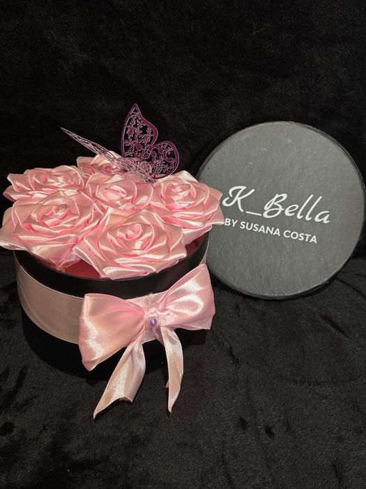 Caixa com rosas de cetim (rosa aterna)