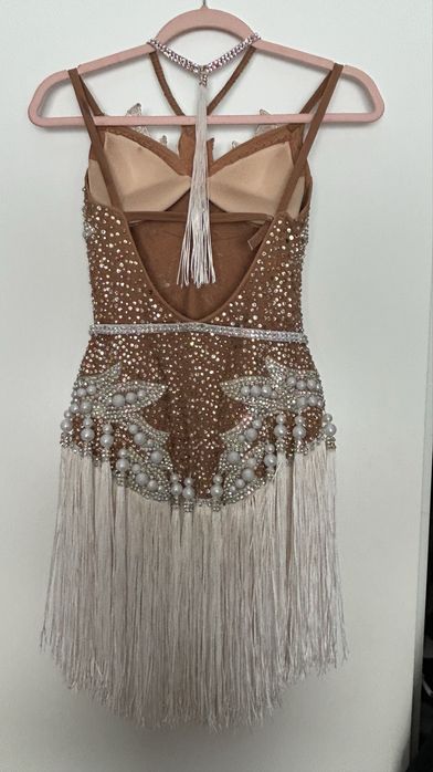 Sukienka zdobiona do łaciny