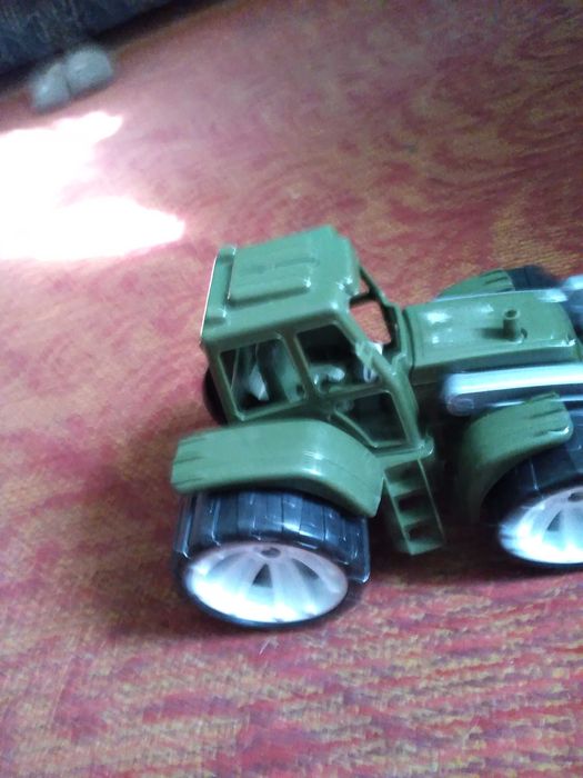 Игрушка трактор новый