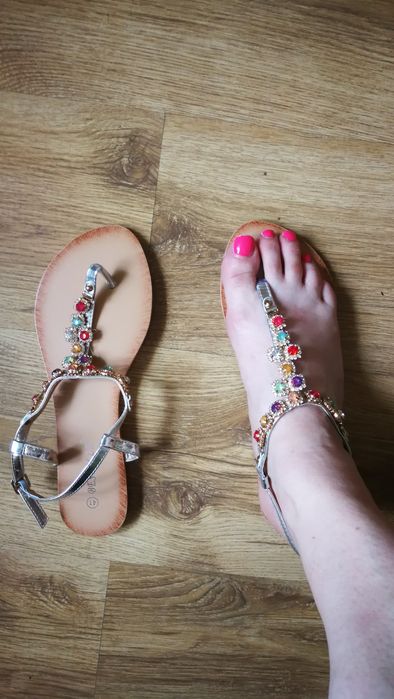 Nowe japonki 41 zapinane na kostce