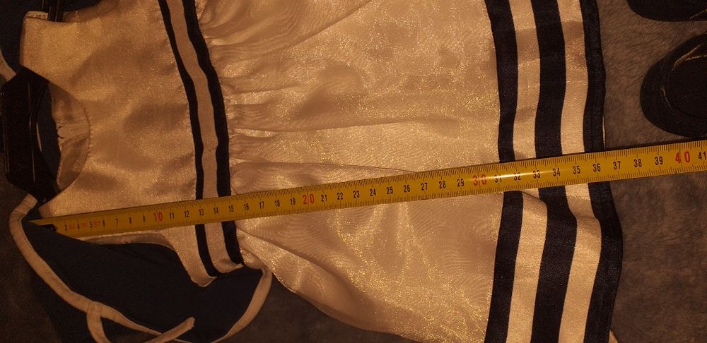 Sukienka ecru kremowa bordo tiul buciki spinki biała granatem bolerko