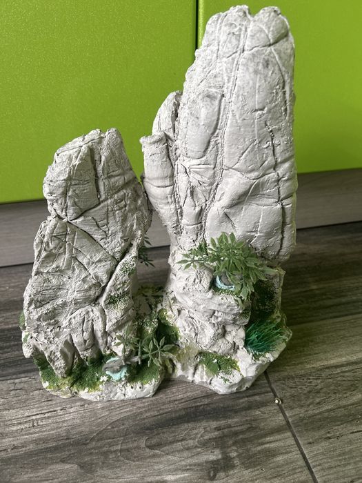 Декор в акваріум , коряга . Скала , грот .