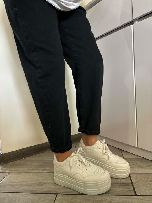 Czarne spodnie jeansowe zara