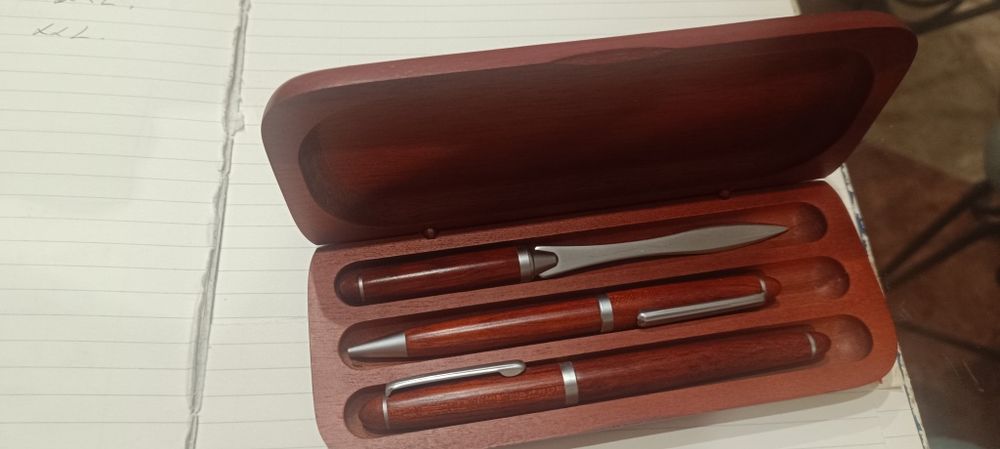 Conjunto de escrita Macma é composto por uma esferográfica, uma c