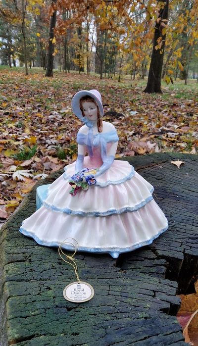 Порцелянова колекційна статуетка Royal Doulton, Daydreams