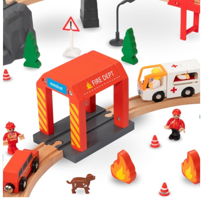 Drewniana kolejka Straż Pożarna, tory, auta, mosty, szlaban