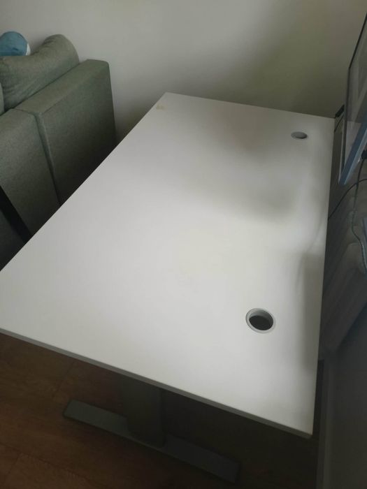 Biurko z prowadnicą na kable