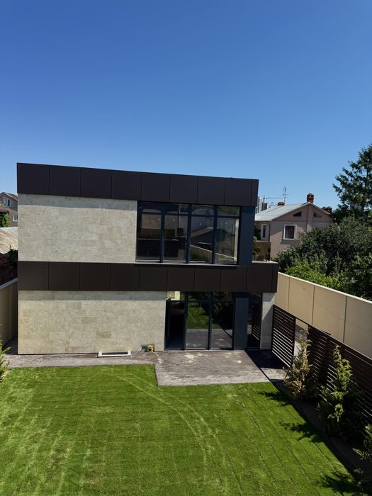 Будинок з підвалом на фонтані