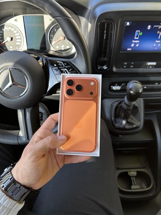 Практично новий Iphone 17pro cosmic orange