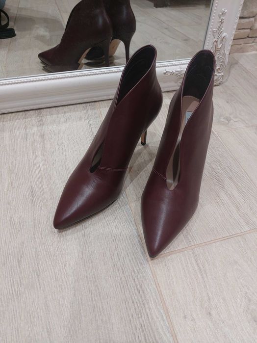Нові шкіряні ботинки на шпильці