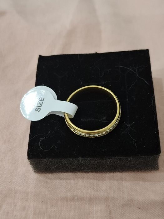 Anel Aliança dourado com brilhantes em Aço Novo 
Tamanho 9