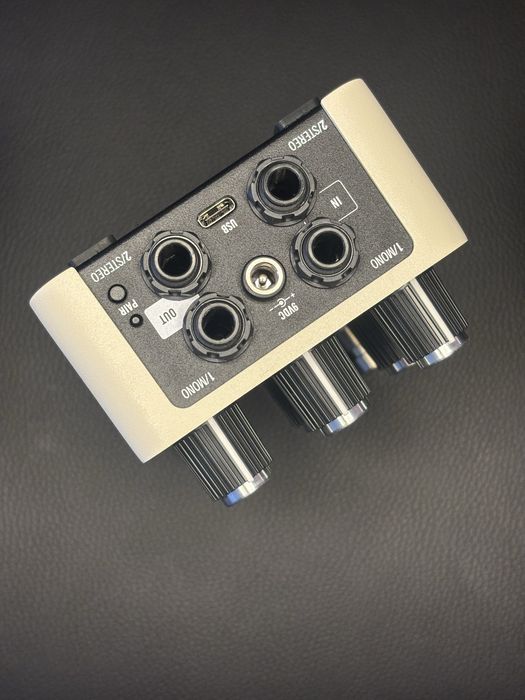 Vendo pedal de guiatarra UA novo