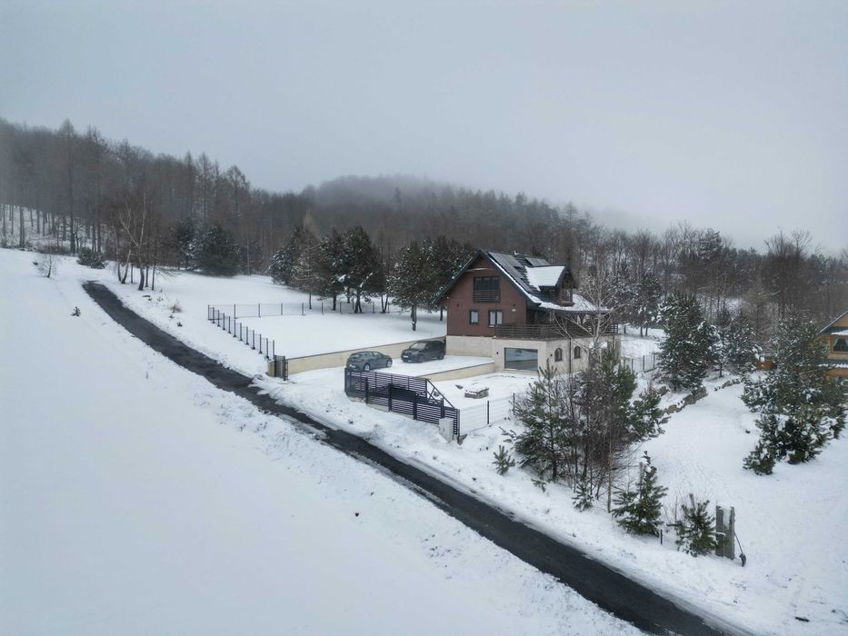 Dom z prywatną balią i widokiem na las Beskid Niski