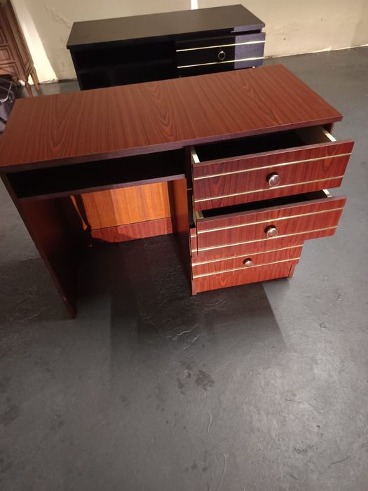 Secretaria em bom estado.195x44x72.
