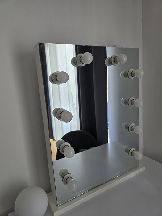 Lustro z Żarówkami