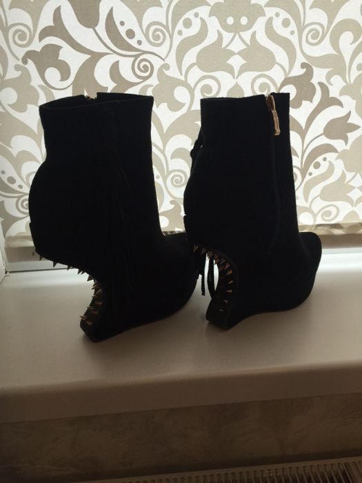 продам ботильоны без каблука на платформе с шипами