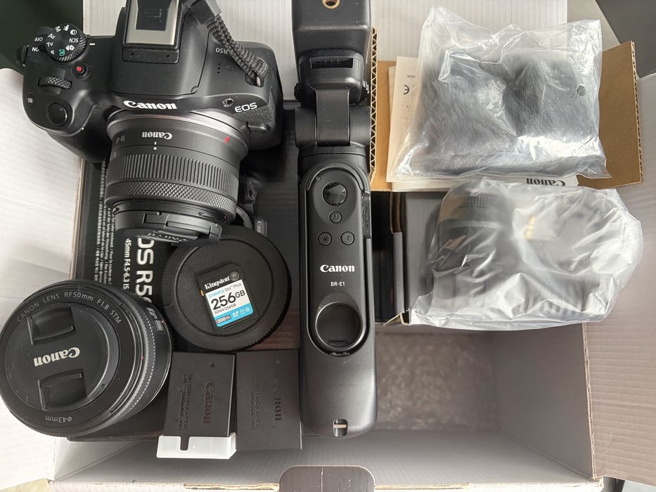 Фотоапарат EOS Canon R50 + 2 обʼєктива (18–45 мм, RF 50mm f/1.8) + інше