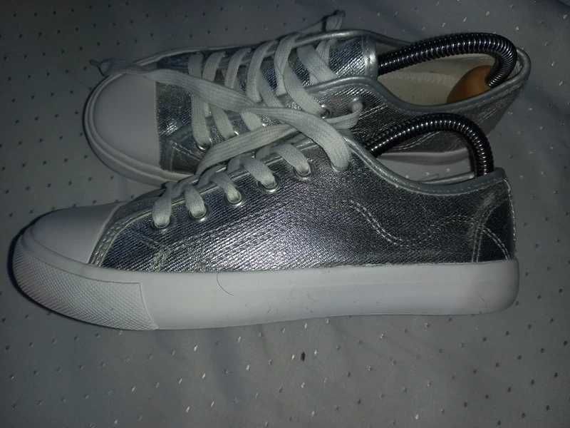 Reserved srebrne metaliczne trampki 37