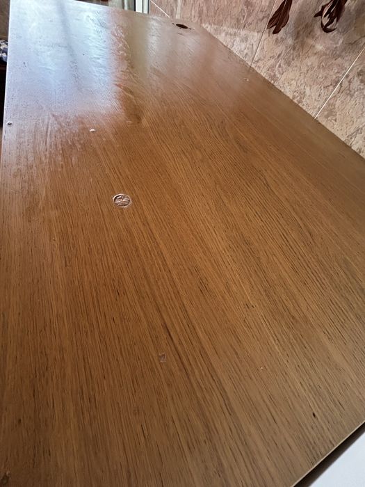 Mesa alta com furo para electricidade