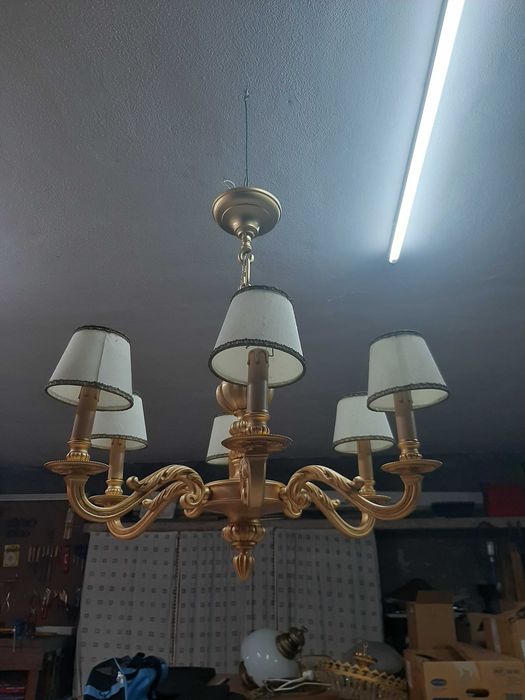 Lustre Clássico de 6 Braços – Dourado com Abajures
