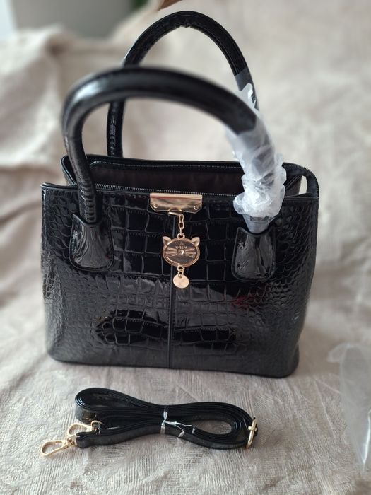 Czarna  du ża lakierowana torebka do ręki I na ramie