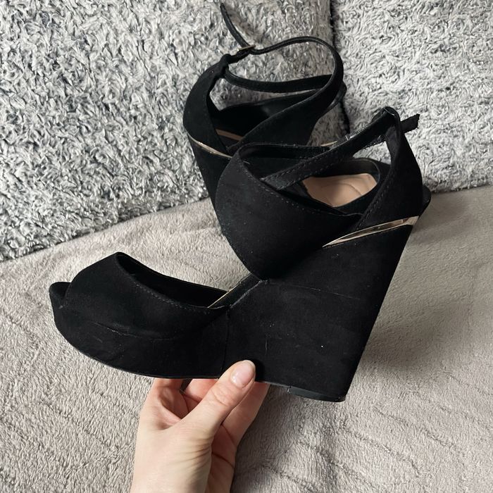 czarne koturny na platformie sandały lato złota 38 stradivarius