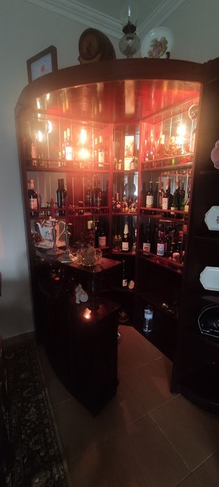 Móvel-bar de canto electrificado