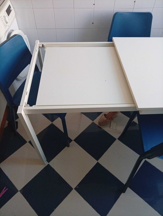 Mesa e cadeiras à venda