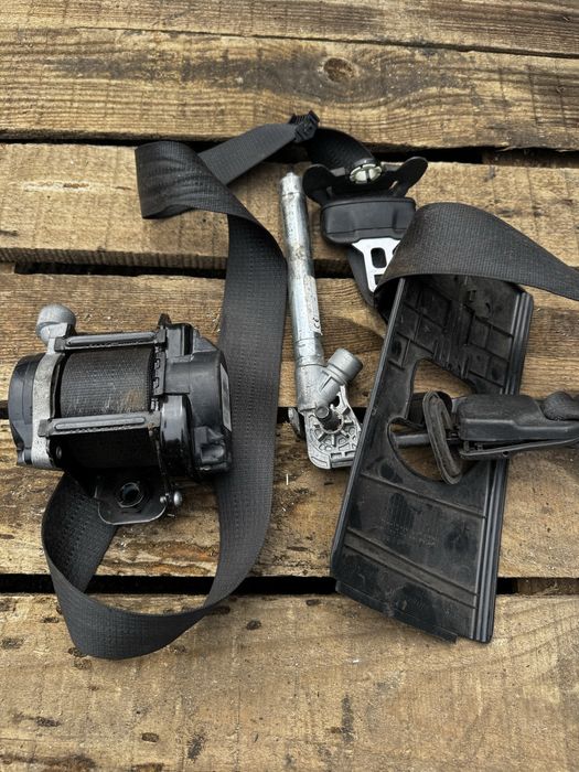 Ремень безопасности Jeep Cherokee