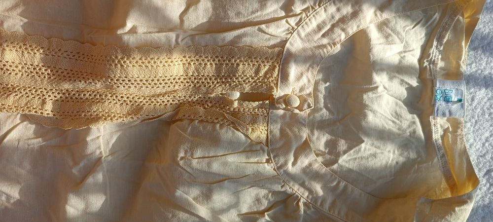 Блузка у трендовому кольорі топленого масла