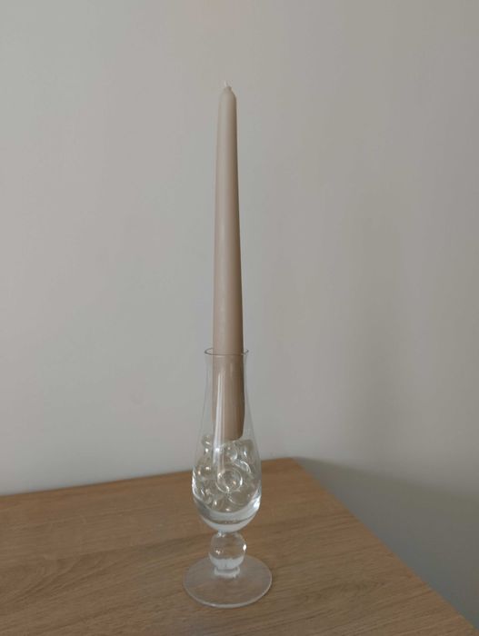 Świecznik ze szkła ze szklanymi kuleczkami