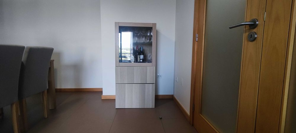 Aparador/Vitrine IKEA com Porta de Vidro – Efeito Carvalho | Bom Estado