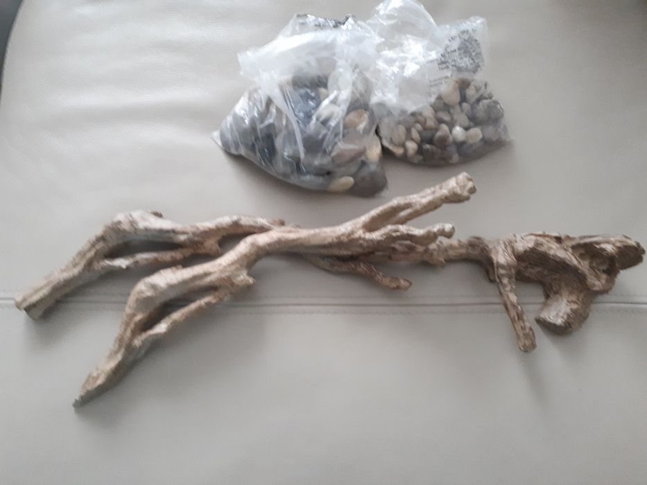 Zestaw imitacji  kawałków drewna i kamieni do kominka elektrycznego.