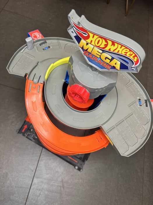 Zestaw Hot Wheels zakrecony megagaraz