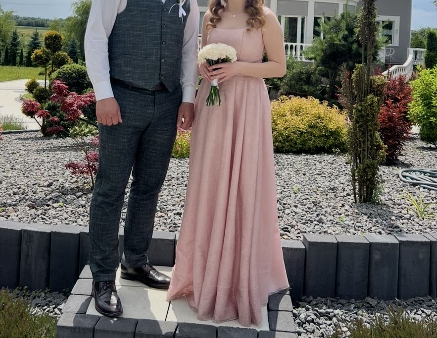 Продаю святкову сукню  рожевого кольору!