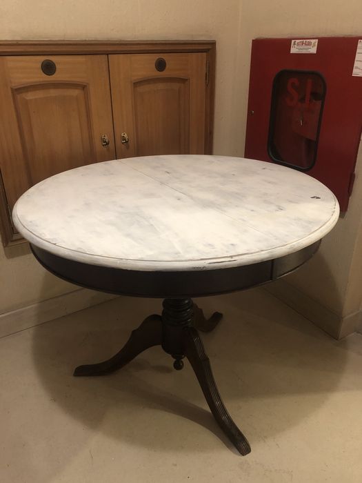 Mesa em madeira maciça
