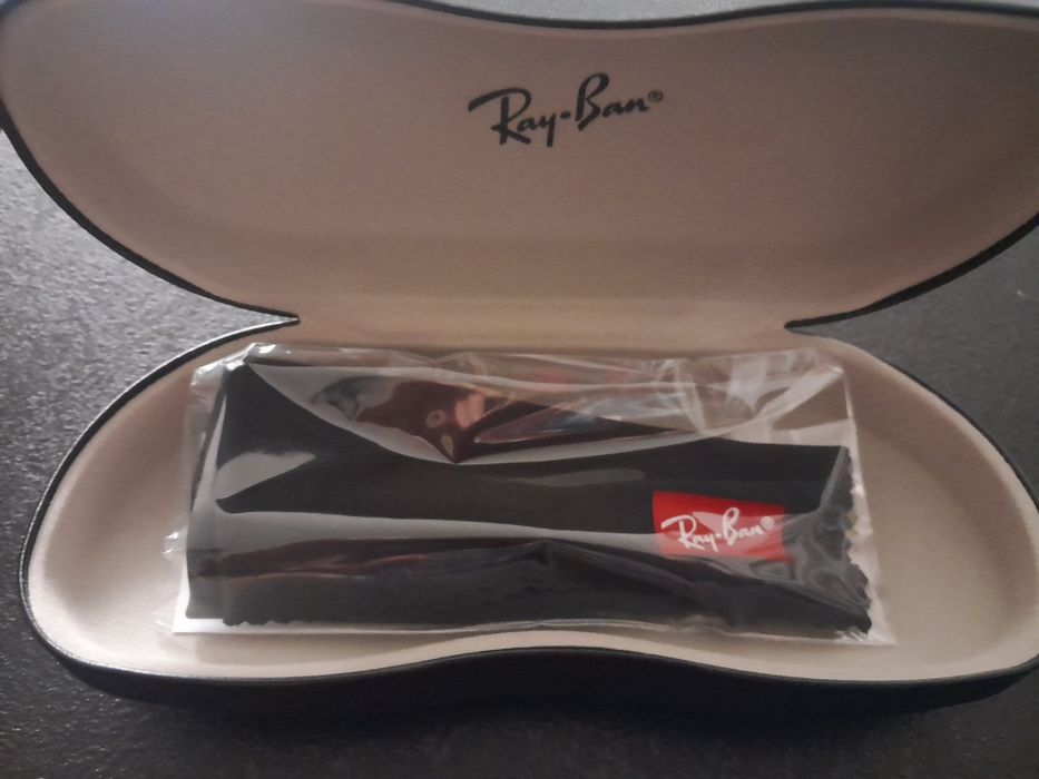 Nowy futerał RayBan czarny