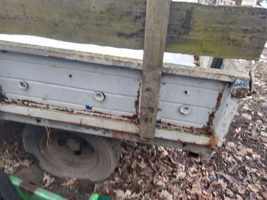 Продам причеп одноосний із гідроциліндром та із запасним колесом .