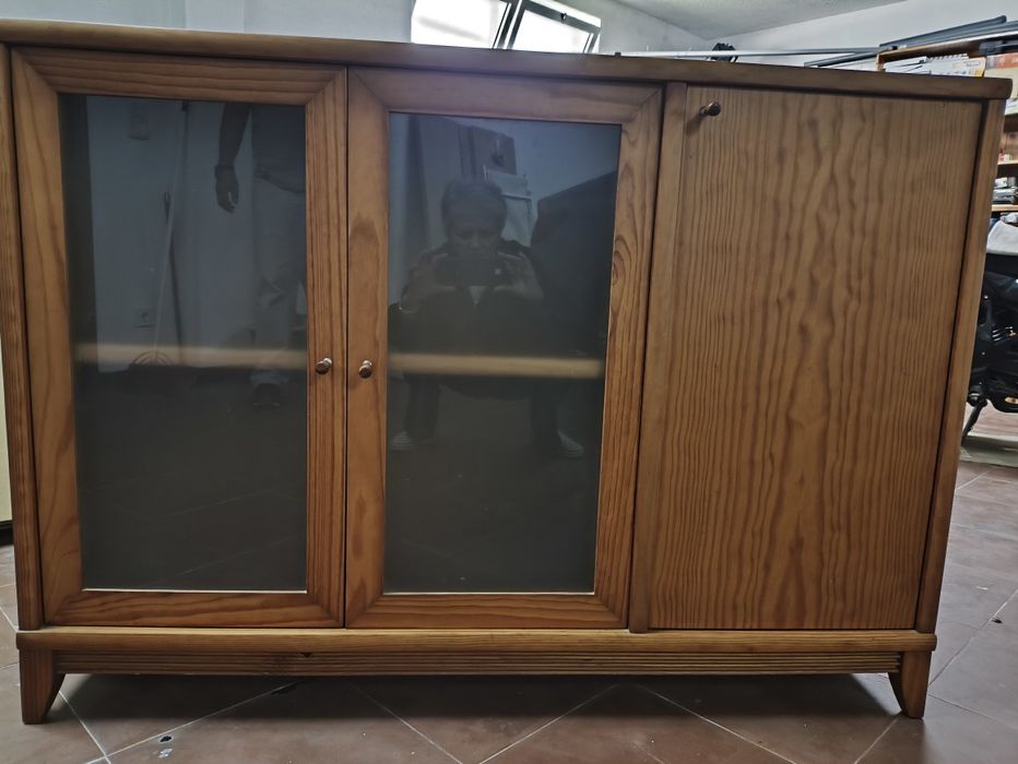 Móvel de sala com portas em vidro e madeira