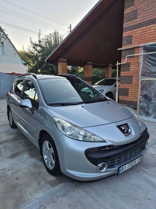автомобіль Peugeot 207