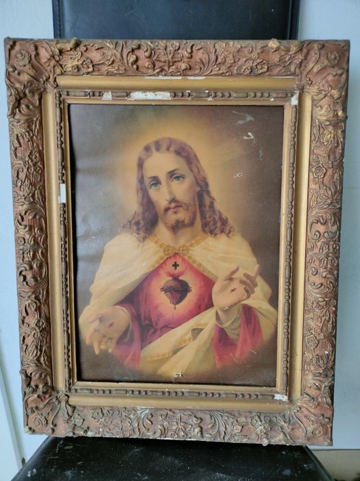 Molduras antigas com temas religiosos.