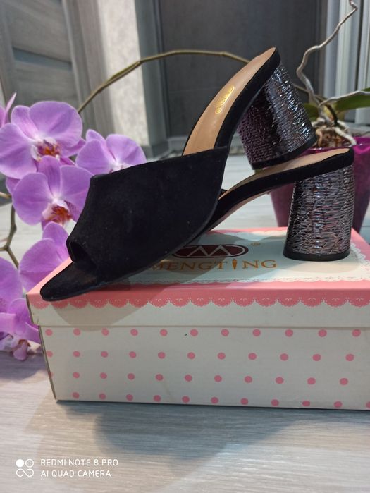 Взуття-шльопки нові