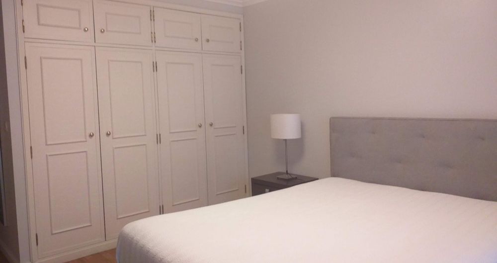 Cama estofada e estrado