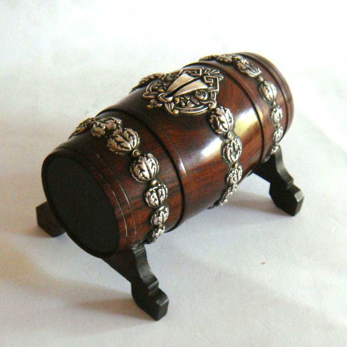 Mealheiro em Prata e Madeira Pau Santo em forma de Pipo