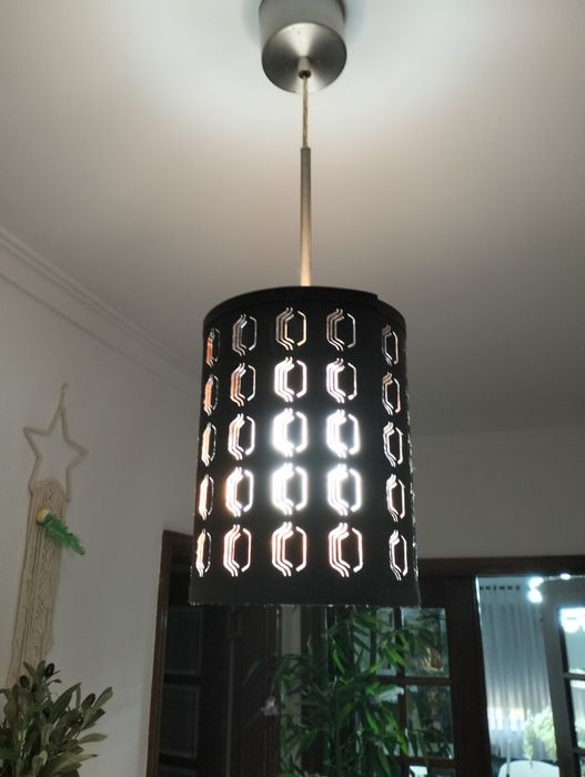 Dois candeeiros pretos