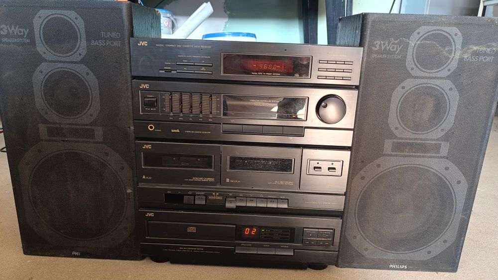 Wierza JVC z głośnikami.