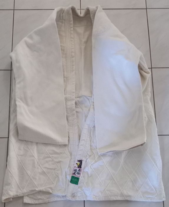 Fato de judo com cinto branco