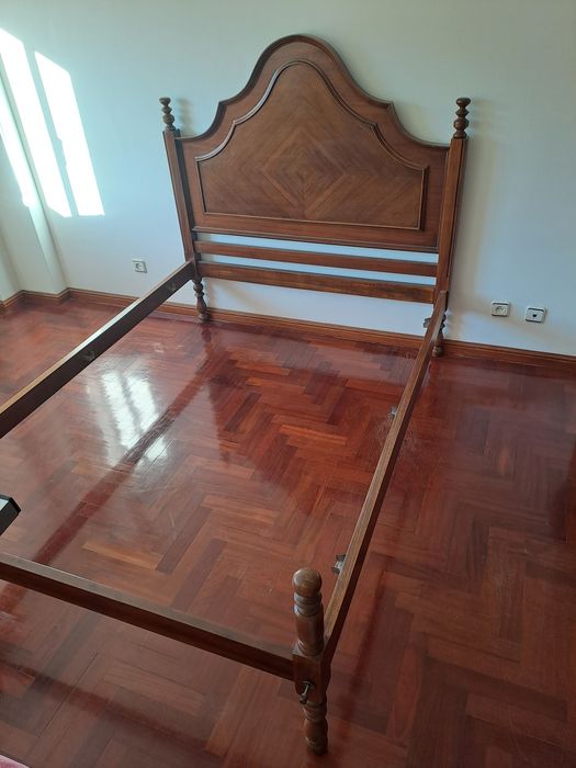 Cama com estrado e colchão ortopédico 183x133