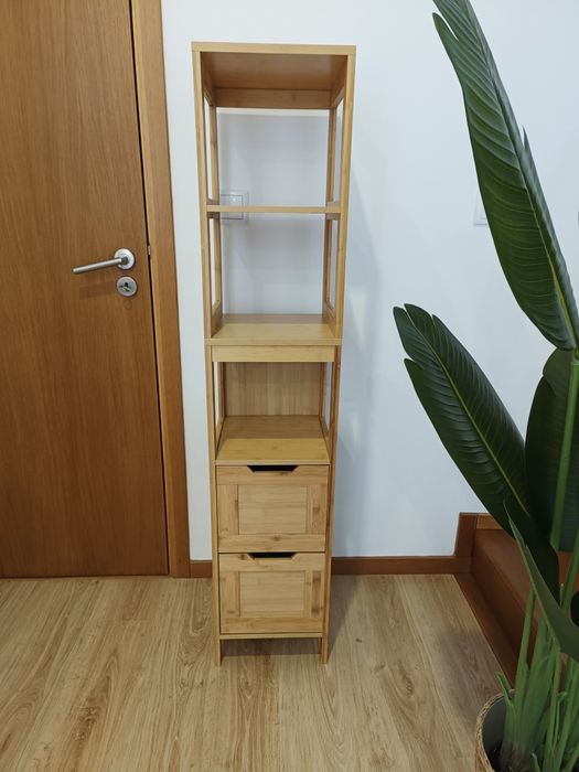 Móvel em bambu com gavetas