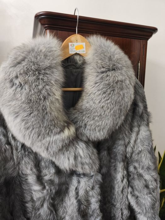 Casaco em pele cinza comprido